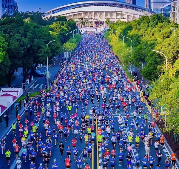 HI-Q-gruppen springer tillsammans på Zhuhai Marathon